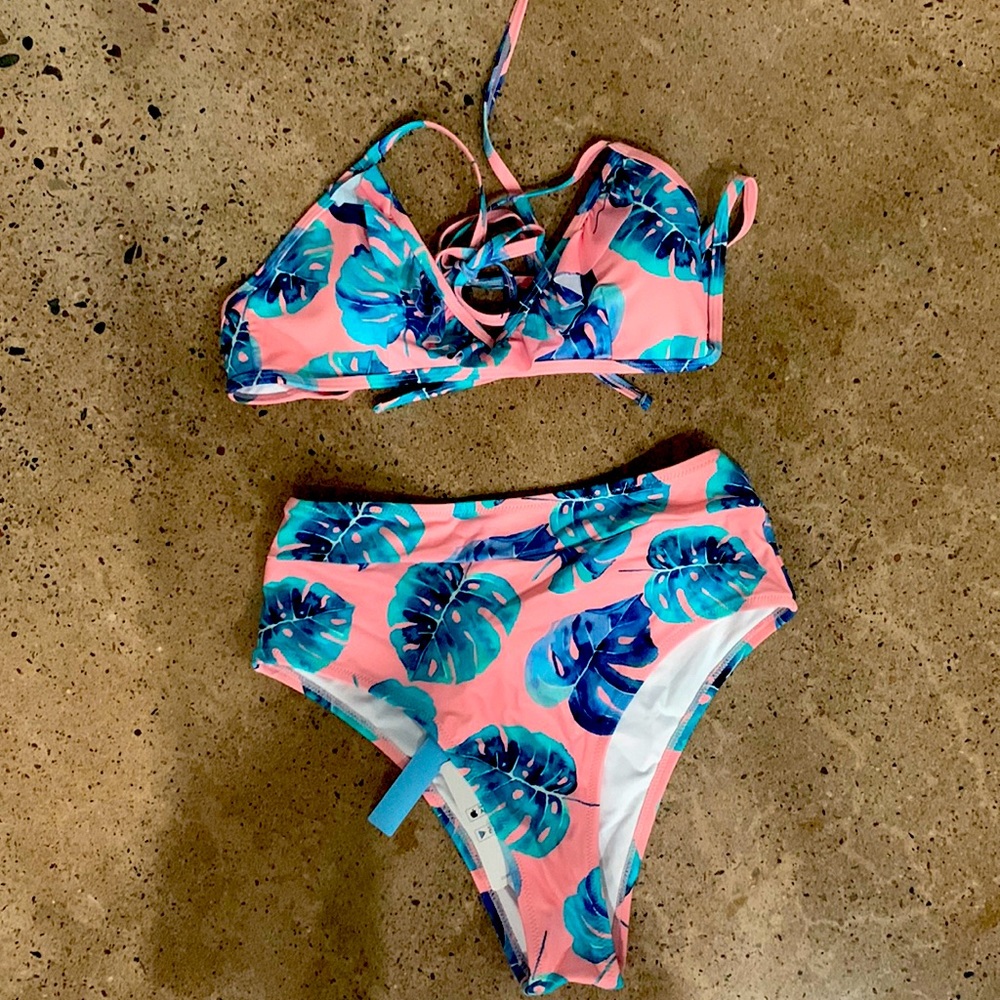 Cupshe bikini. Size M, NWT.